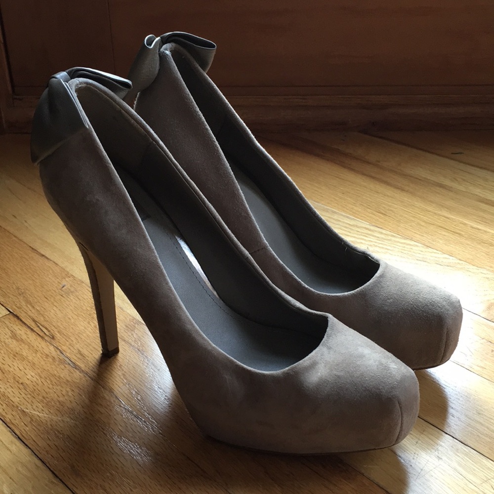 Dolce Vita Suede Pumps w/ Back Bow in Taupe, 8.5
